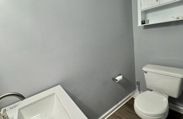 508 KINGDOM Court Gallery 4