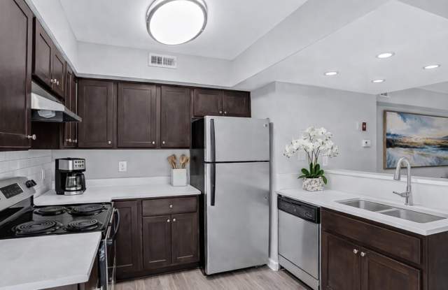 Lakeview Apartments & Townhomes Gallery 3