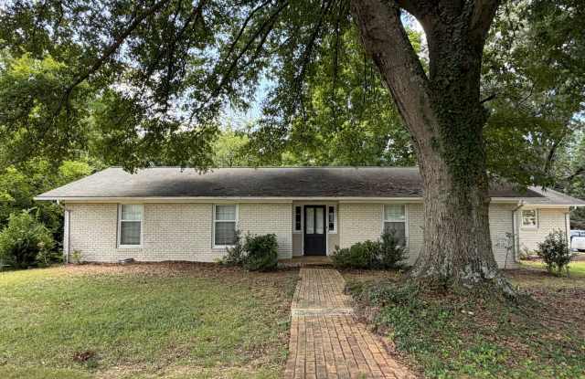 3BR Home with Sunroom & Carport Gallery 1