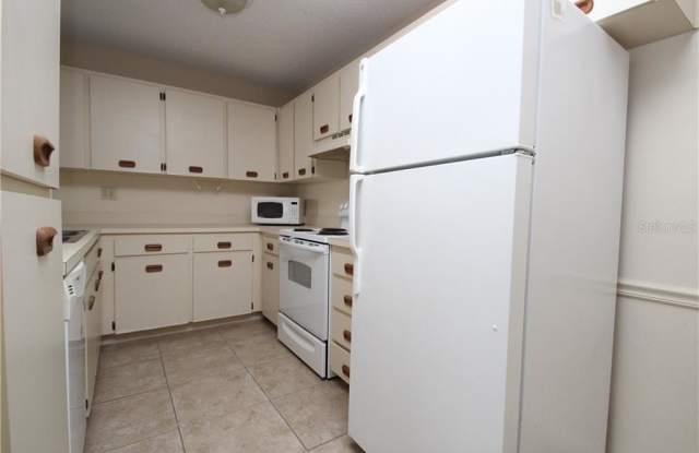 3301 CRYSTAL COURT W #B Gallery 3