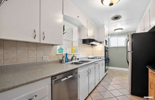 Charming 2BR House in Denver Gallery 4