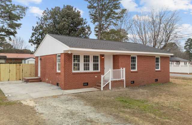 Charming 3-Bedroom Ranch with Hardwood Floors & Spacious Yard in Smithfield! Gallery 4