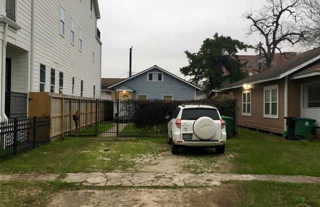 723 E 10th 1/2 Street Gallery 3