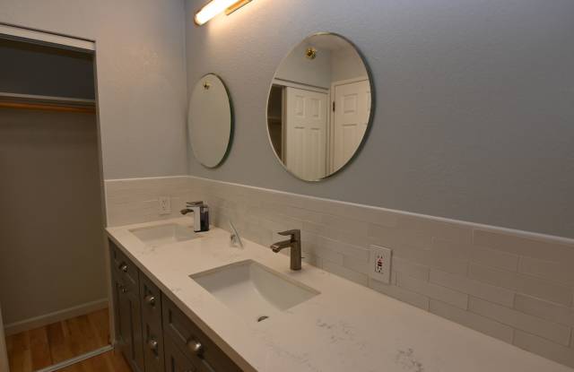 2bd / 2.5 bath Townhome w/ Garage  AC, Near Japantown- Pet Friendly Gallery 3
