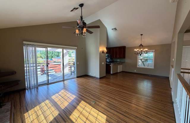 Spacious 3 Bedroom 2.5 Bath Multi Level Townhouse Located in Pacific Beach! photos photos