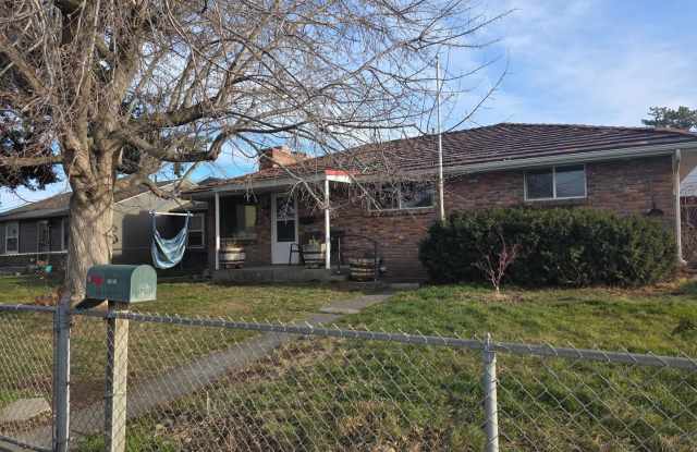 3 bed 1 bath w/ detached garage in Ephrata - 48 D Street Southeast, Ephrata, WA 98823