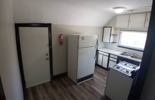 Cozy 2 Bedroom 1 bath Upstairs with Garage Gallery 4