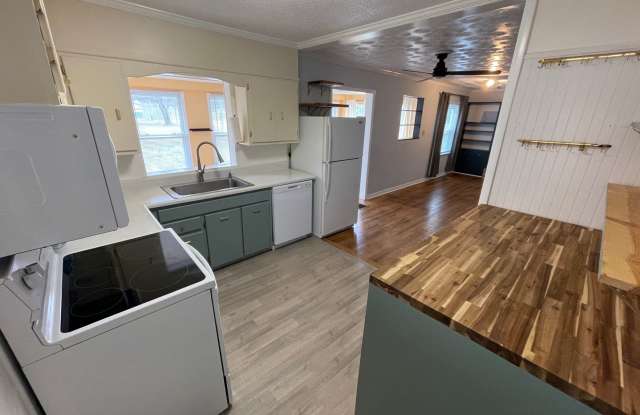 Beautiful 2-bed 1-bath Home with Large Fenced-in Backyard Gallery 4
