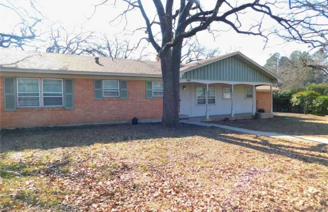 1102 Piping Rock Street Gallery 2