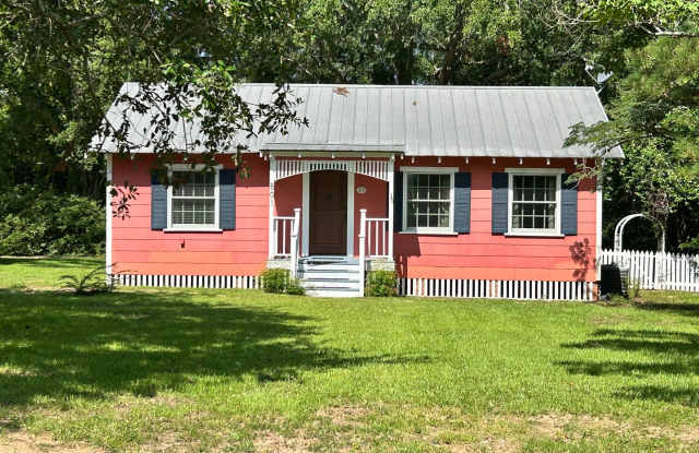 ****LOCATION LOCATION LOCATION**** - 801 North Pine Street, Foley, AL 36535