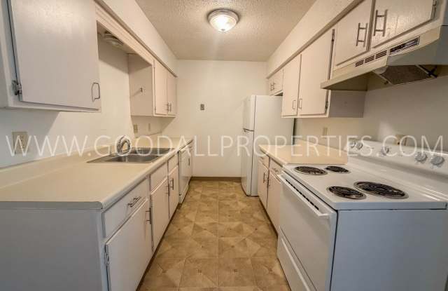 Short term lease available! 2 Bed, 2 Bath Condo with Pool Access in Clive Gallery 3