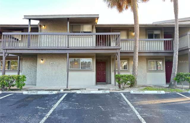 6332 NEWTOWN CIR - 6332 Newtown Circle, Town 'n' Country, FL 33615