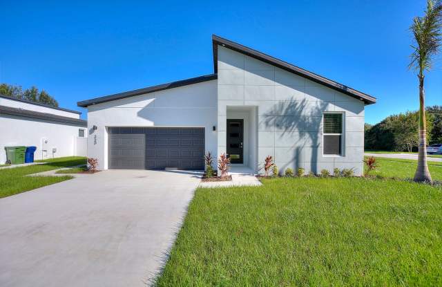 4 Bed / 2 Bath with Fenced Yard in Winter Haven, FL (Deposit Free Option!) Gallery 4