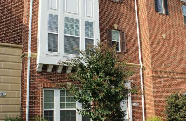Alexandria/Huntington Metro - 2079 Laura Mews Place - $3,495.00 - 2079 Laura Mews Place, Huntington, VA 22303