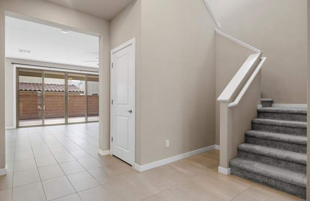 Beautifully Modern 4 Bedroom Home with Bedroom on Main Level Gallery 4