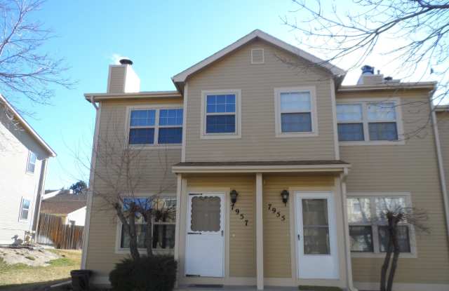 Stylish End Unit with Central Air & Wood Floors in District 20!! photos photos