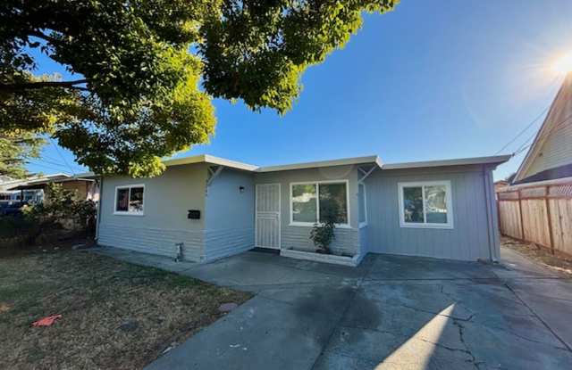 4 bed 2 bath House in San Pablo -- AVAILABLE NOW !!! - 424 Michele Drive, Montalvin Manor, CA 94806