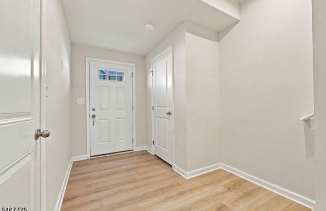 10 Limestone Blvd Gallery 3