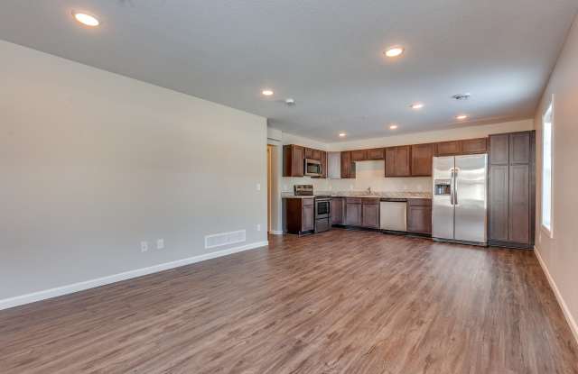 lease in Zimmerman: 3bd 2ba 2car garage townhome photos photos