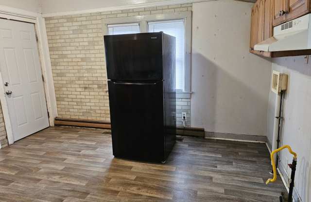Updated 2-Bedroom Home with Large Yard – $1,375/Month Gallery 4