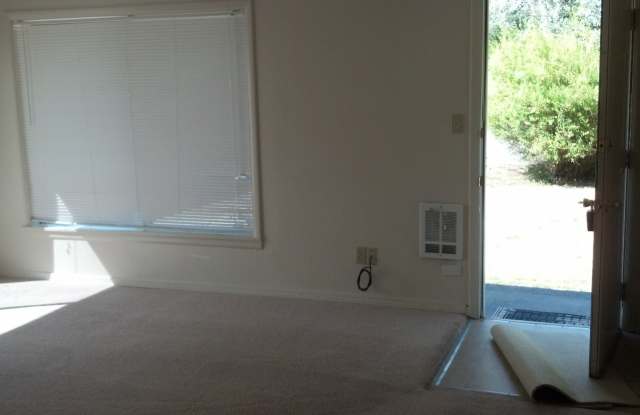 Unique 2 Bedroom Home in Bremerton with Lots of Privacy Gallery 2