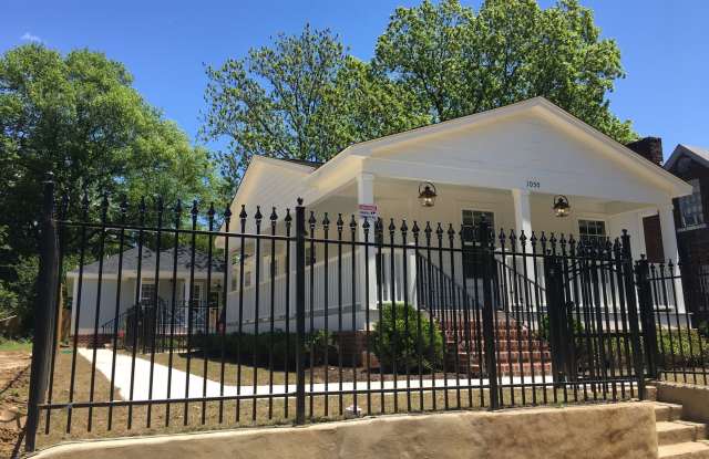 Cottage living in the historic Cooper Young district! Lawn maintenance included!! Pets are allowed, fees apply. Gallery 2
