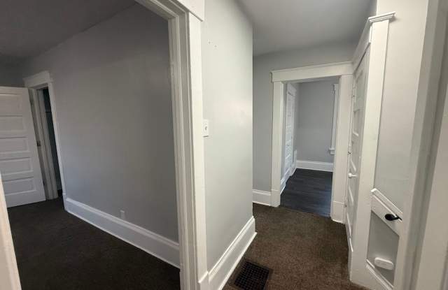 Three bedroom one bathroom 2nd level apartment for rent Gallery 4