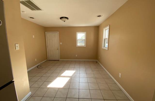 2 Bedroom Home in Mishawaka with Central Air Conditioning! Gallery 2
