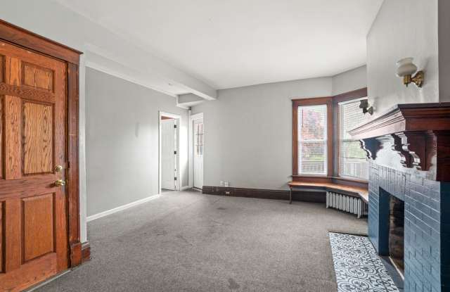 3005  N Maryland 5Bdrm/ 2Bathroom Upper Unit Gallery 2
