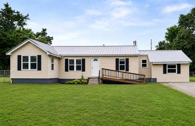 Charming 2-Bedroom Home for Rent | 1224 W. Barr, Nevada, MO 64772 photos photos
