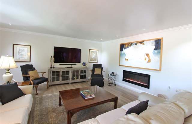 2405 Via Mariposa West Gallery 3