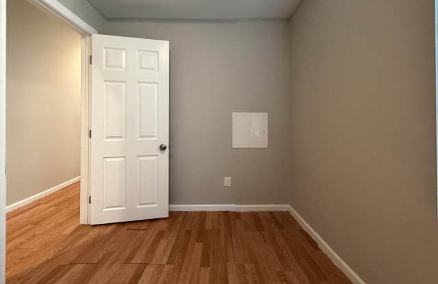 Charming 4BR/2BA Rowhouse with Hardwood-Style Flooring Throughout Gallery 4