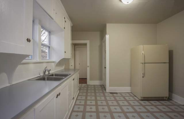 Spacious 2 bedroom 1 bath home Gallery 4