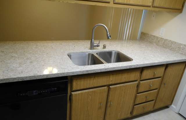 2 bedroom, 1 1/2 bath, Roundtree Court in the Greenhaven area Gallery 3