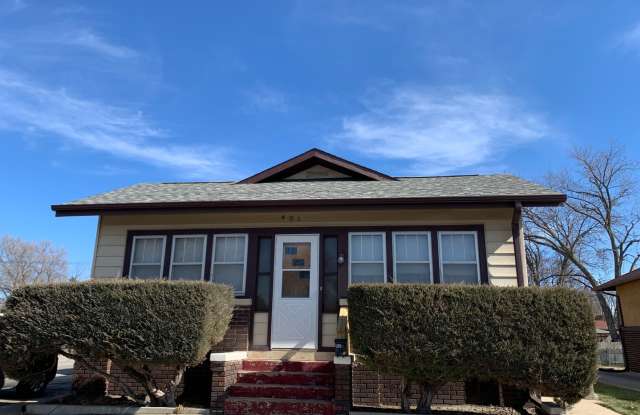 2 Bedroom, 1 Bath, Main floor only, Located close to downtown! Gallery 1