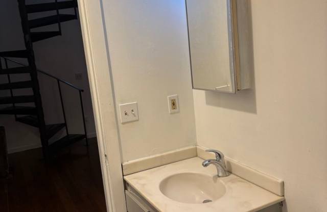 Experience penthouse living in the heart of Seattle! Gallery 3