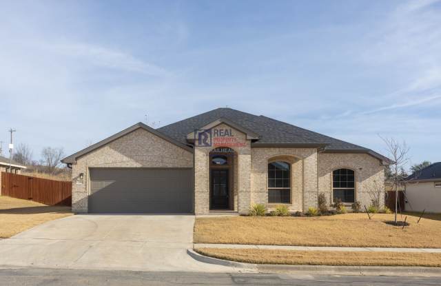 Spacious Glen Rose Home with Open Floorplan  Office Space - 124 Mesa Drive, Glen Rose, TX 76043