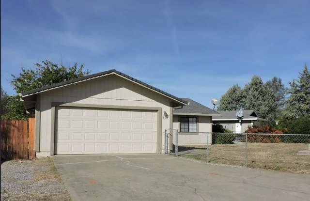 End unit with large fenced yard! Gallery 1