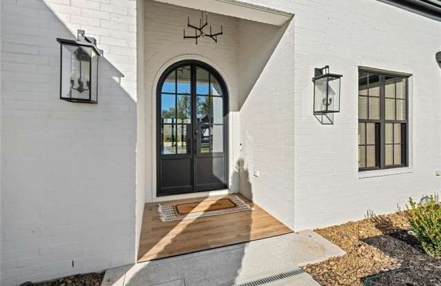 100 Averie  LN Gallery 4