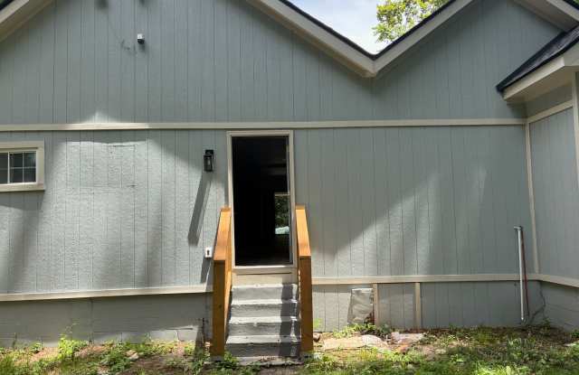 542 Elm Street Gallery 3