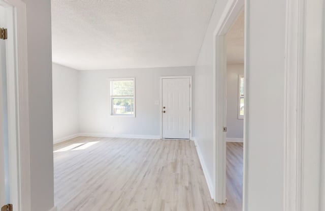 Two bedroom apartment for $1199 per month ~5 minutes from the Airport in a quaint and quiet community! Gallery 4