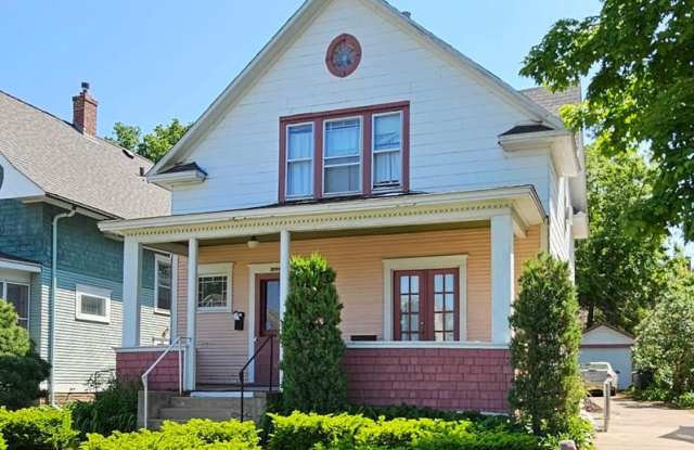 The Place to Be - 1090 13th Avenue Southeast, Minneapolis, MN 55414