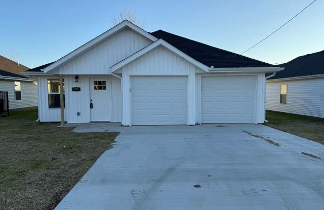 MOVE IN SPECIAL: HALF OFF FIRST MONTH RENT!!! BRAND NEW BUILD: 3 BEDROOM/ 2 BATHROOM HOUSE IN CARTERVILLE MO WITH 2 CAR GARAGE!!! - 121 West Lewis Street, Carterville, MO 64835