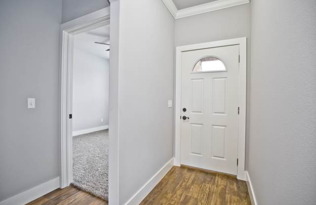 ***1/2 OF FIRST MONTH FREE IF YOU MOVE IN BEFORE 10/1*** Gallery 3