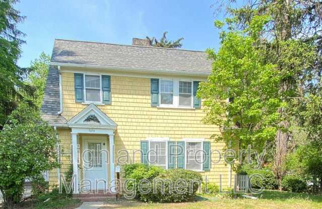 1015 NE B St photos photos