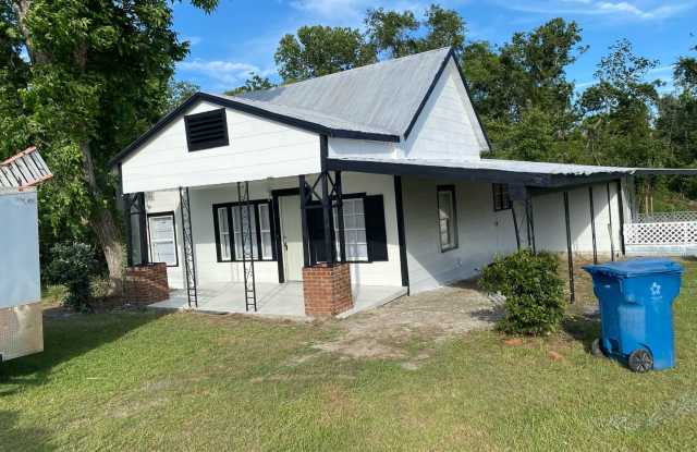 4 Bed 1 Bath House - 84 East Railroad Street, Alamo, GA 30411