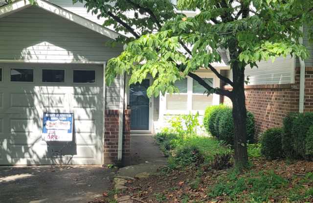 Knoxville 37923 - 2 bedroom 2.5 bath townhouse - call Howard Grower 865-705-0969 photos photos