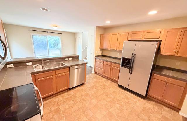 Spacious 3-Bed/2.5-Bath Home in Lake Stevens for $2795! Ready for Move in! Gallery 4