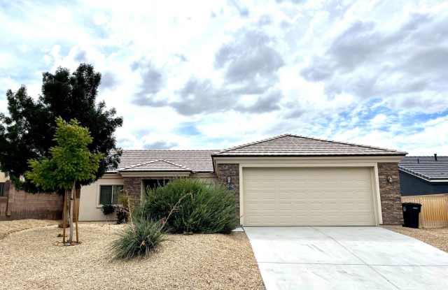 Beautiful 3 Bedroom Home in Hualapai Shadows! *HOME IS CURRENTLY OCCUPIED, PLEASE DO NOT DISTURB THE TENANTS* photos photos