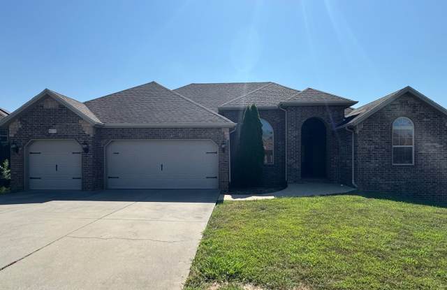 5 Bedroom | 3 Bathroom | 3 Car Garage | Walk Out Basement | Newly updated! | Nixa MO | Nixa Schools - 612 North Montclair Way, Nixa, MO 65714